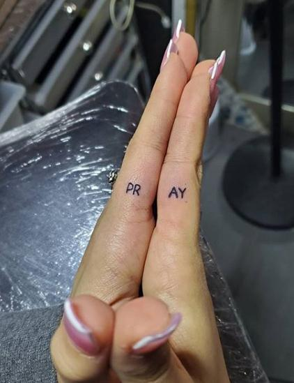50 Tiny Finger Tattoo Designs For Women