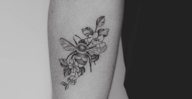 Phoebe Hunter on Instagram: “Bee for Lachlan! Thanks for coming back, see you in a year! . . . . #bee #beetattoo #fineline #finelinetattoo #qttr #tattoo #btattooing”